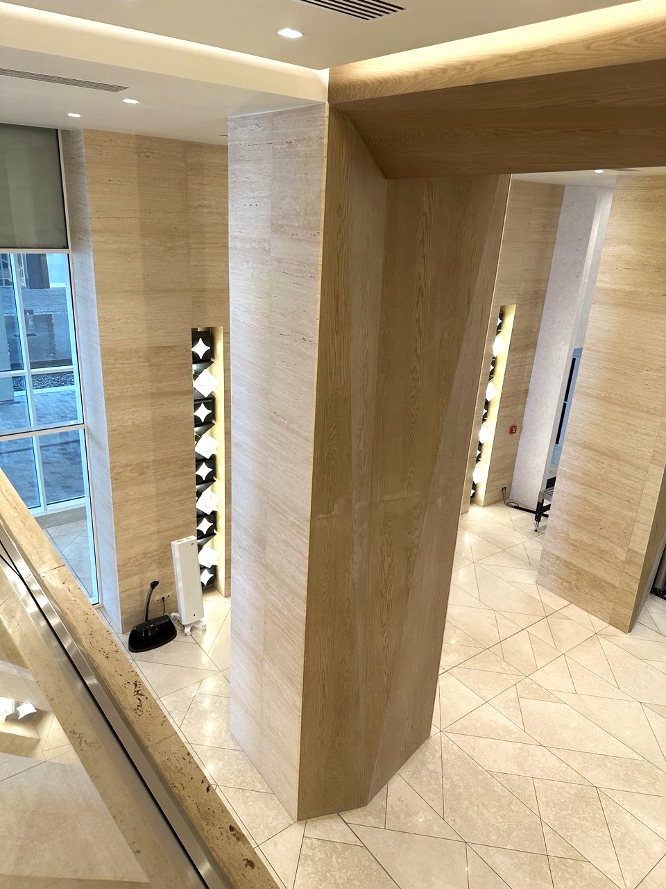 Интерьер Grand Hotel Vladivostok с отделкой камнем