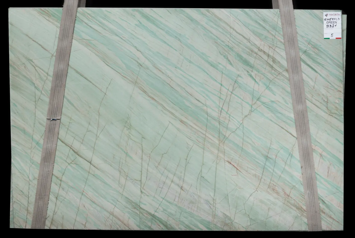 Emerald Green, кварцит — образец натурального камня